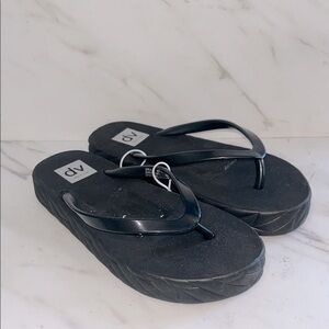 DV by Dolce Vita zibbie Black flip flop sandals kids